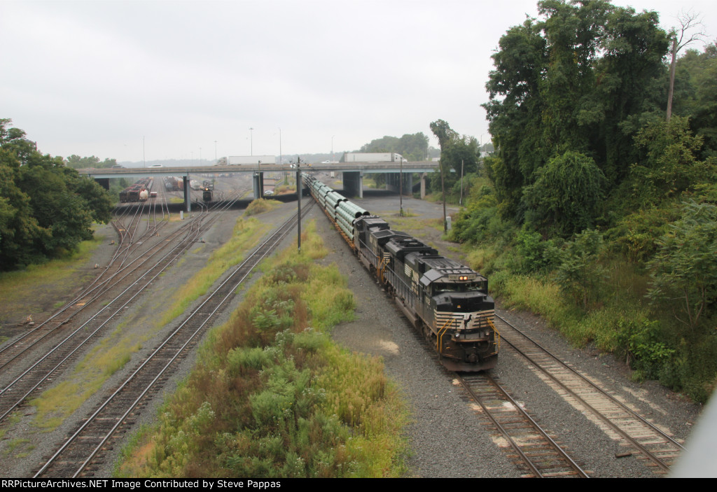 NS 1032 leads train 15T westbound